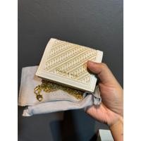 ราคา มือสอง *มีถุงกระดาษแบรนด์ให้* Charles & Keith กระเป๋าสตางค์กึ่งสะพายข้างสีขาว มือสอง สภาพนางฟ้า (24389472609)