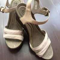 ราคา Crocs รุ่น Leigh Wedge สีครีม ไซส์ W7 (621984196)