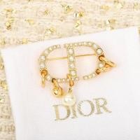 ราคา เข็มกลัด DIOR CD รูปทรงใหม่ กับคริสตัลสวารอฟสกี้เพอร์ล เพิ่มความหรูหราให้เสื้อผ้าของคุณ (40827669502)