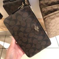 ราคา Coach แท้ 100% กระเป๋าคล้องมือ 2 ซิป size L ลาย C ขอบดำ (2059297701)