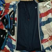 ราคา ขาย 350 บาทAdidas สภาพ 80 สกรีนดี ผ้าวอร์ม สีกรมเอว 32-40 ยาว 44 ปลายขา 10 (42420567147)