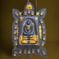 ราคา แผ่นกระดานพระสมเด็จพิมพ์ประธานทรงเต่าเนื้อไม้ลงรักปิดทองประดับพระสมเด็จองค์ใหญ่1องค์เล็ก22องค์ (28300915652)