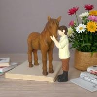 ราคา ชายและหญิงม้าชุดรูปปั้นเครื่องประดับสาวและม้ากอดเรซิ่นงานฝีมือเครื่องประดับม้าของที่ระลึก ตกลง (46004466052)