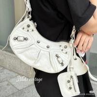 ราคา กระเป๋าครึ่งวงกลม Balenciaga Shark Home ดีไซน์ทันสมัย ผลิตจากหนังวัวแท้ มีกระจกด้านใน และขนาดใหญ่พอดีสำหรับใช้งานประจำวัน (29543906543)