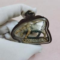 ราคา วัวธนูทองคนองฤทธิ์ หลวงปู่กาหลงเขี้ยวแก้ว รุ่นจักรพรรดิ์นารายณ์ พุทธคุณของวัวมหาปราบนี้จะโดดเด่นไปทางด้านการถอดถอนคุณไสย (21182517888)