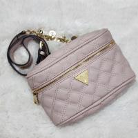 ราคา กระเป๋าคาดอกสีชมพู GUESS (Outlet) (22070897043)