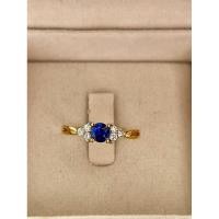 ราคา แหวนทองคำแท้ 18k ประดับตรงกลางพลอยน้ำเงินธรรมชาติ ทรงกลม 4.4 มม.(0.32 กะรัต) เพชรแท้ธรรมชาติ 6 ชิ้น น้ำหนัก 0.14 กะรัต (26754297513)