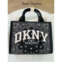 ราคา กระเป๋า HADLEE SMALL EMBROIDERED LOGO TOTE ยี่ห้อ DKNY (40308025688)