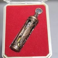 ราคา Q190ตะกรุดสาริกามหาเศรษฐี หลวงปู่ทิม หลวงปู่โต๊ะ รุ่นสองบารมี สิงห์เหนือเสือใต้ พร้อมกล่องเดิมๆ (46101066211)