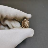 ราคา เหรียญหลวงปู่ทวด พิมพ์เม็ดแตง วัดช้างให้ ปี2508 (52453772593)