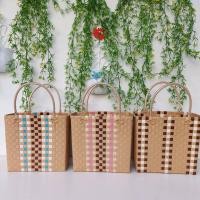 ราคา กระเป๋าสานตระกร้าสานเส้นพลาสติกจ่ายตลาด กว้าง13ยาว24สูง23cm (11602846978)