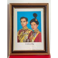ราคา ภาพพิมพ์เก่าแท้ พระบรมฉายาลักษณ์และพระฉายาลักษณ์ในหลวงรัชกาลที่ 9 และพระราชินี พร้อมกรอบ จากร้านง้วนเส็ง ของบูชาและสะสม (22882243557)