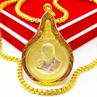 ราคา เหรียญในหลวงรัชกาลที่ 9 รุ่นพระมหาชนก เนื้อทองสามกษัตริย์ งานเลี่ยมทองไมครอนเกรดAกันน้ำ เป็นเหรียญที่ระลึกที่งดงามและมีอ (20105319195)