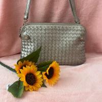 ราคา Nicole Miller คลอสบอดี้ หนังสาน ของแท้ หนังแท้ สภาพสวยมาก ขนาด ฐาน 11 นิ้ว สูง 7.5 นิ้ว หนา 2 นิ้ว (21690602033)