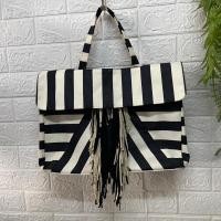 ราคา กระเป๋าถือ สะพาย Kwani Maid in Korea น่าร๊ากก กว้าง 15 สูง 10 ก้นกว้าง 3.5 นิ้ว ราคา 250 บาท (23472275214)