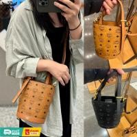 ราคา "ของแท้ 100%"Mcm Aren Bucket Tote In Visetos /Size Miniกระเป๋าสะพายข้างสำหรับผู้หญิง สายสะพายถอดได้ (29035203433)