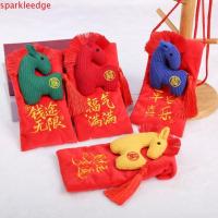 ราคา SPARKLEEDGE Plush Horse ซองจดหมายสีแดง,คําอวยพรปีใหม่พู่กระเป๋าสะพายข้างกระเป๋าเงินผ้า,กระเป๋าโชคดีสีแดง HongBao 3D ม้าเย็บปักถักร้อยปีใหม่กระเป๋าเงินวันเกิด (45354836186)