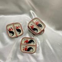 ราคา ‼️‼️พร้อมส่ง‼️‼️ แพ็ก 6 ชิ้น ถ้วยน้ำจิ้ม2ช่อง เนื้อเซรามิคลายไก่ ถ้วยซอส รูปทรงสี่เหลี่ยม (13771463566)