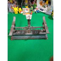 ราคา ตาชั่งยาโบราณ ของเก่า ของสะสม ของแต่งบ้าน ฐานตาชั่งเป็นเหล็กหล่อชุบสีมีตอกตัวเลขโค๊ด ส่วนคานตาชั่งทำจากทองเหลืองเคลือบสี (12105946498)