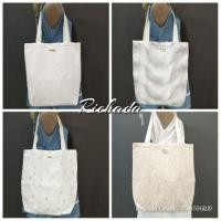 ราคา กระเป๋าผ้าลูกไม้ใบใหญ่โทนขาว-ครีม (1329421150)