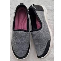 ราคา Crocs รองเท้าลำลองสลิปออน size:w7/23.5 cm พื้นเดิม น้ำหนักเบา #6 มือสอง (42512199693)