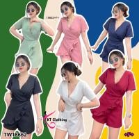 ราคา TwinsShopVipพร้อมส่ง TW18662 Jumpsuit จั้มสูทขาสั้น คอวีป้ายแขนสั้น แต่งระบายเฉียง (22869235304)