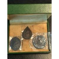 ราคา เหรียญพระแก้วมรกต ภปร ชุด 3 ฤดู เนื้อทองแดงรมดำ ฉลองกรุงรัตนโกสินทร์ 200 ปี พ.ศ.2525 พร้อมกล่องเดิม (26632114749)