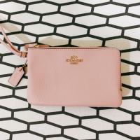 ราคา คล้องมือ coach size s 2 zip ชมพูพาสเทล (7036118839)