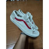 ราคา Vans สีขาวหนอนแดง ไซร้ 43/28 มือสองของแท้ (45200699304)