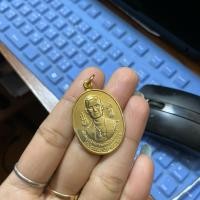 ราคา เหรียญในหลวงรัชกาลที่9 หลังพระมหากษัตริย์ 8 รัชกาล เนื้อกะไหล่ทอง สมโภชกรุงรัตนโกสินทร์ 200 ปี25 สวยทรงคุณค่า (45001991177)