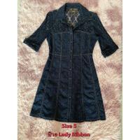 ราคา เชิ้ตเดรสผ้าเดนิมสีเข้มตกแต่งลูกไม้สีน้ำเงินกรมท่า ป้าย Lady Ribbon (26764661404)