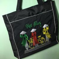 ราคา กระเป๋าผ้าสีดำ สุดสวย มีลายปัก สาวชาวเวียดนาม กว้าง 16 นิ้ว ยาว 14.5 นิ้ว ใส่ของได้เยอะมาก (7744318602)