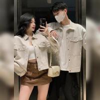 ราคา เสื้อแจ็คเก็ตหนังเสื้อครอปสีขาวนมสําหรับผู้ชายและผู้หญิงพร้อมกระโปรงสีกากีแบบสั้นสําหรับแฟชั่นคู่รัก TL36 (28900046362)