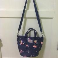 ราคา กระเป๋าสะพายลายดอกสีน้ำเงิน ยี่ห้อcath kidston แท้ค่ะ (1202590317)