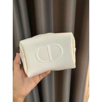 ราคา กระเป๋าเครื่องสำอางค์ Dior สีขาว ของแท้จากเคาน์เตอร์ (27068463441)