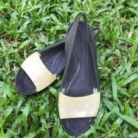 ราคา รองเท้าผู้หญิง Crocs มือ 2 สภาพดี แท้ % (7139819913)