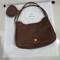 ราคา Aristotle nylon spaghetti Aristotle bag สี choco สภาพใหม่ ไม่มีตำหนิ (8394758178)