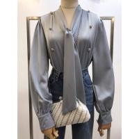 ราคา เสื้อแขนยาวคอผูกซื้อมาจากร้าน love moment ผ้าซาตินเนื้อดี ผ้าลื่น ดีเทลแต่งกระดุมทอง สายยาวคอผูกโบว์ (17254910605)