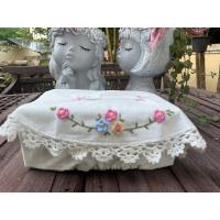 ราคา ผ้าคลุมกล่องทิชชู ผ้าฝ้ายปักตัวหนอน ดอกยาว ลายพระเทพ สี่เหลี่ยมผืนผ้า ขนาดมาตรฐาน งานฝีมือ ปลอกทิชชู สีขาว (26302377909)