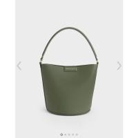 ราคา charles & keith Flora Cylindrical Bucket Bag - Dark Green (20240724110)