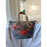 ราคา ♥️กระเป๋ามือ2 Cath Kidston แท้ ♥️สภาพ 80% ลายดอกสีชมพูฟ้า♥️size m ถือได้ cross bodyได้♥️สายสปอร์ตยาวปรับได้♥️มี 2ซิป สวย (42228111890)