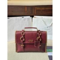 ราคา กระเป๋าสะพายหลัง Prada สไตล์ flap ขนาดใหญ่ สีช็อกโกแลต (48553046222)