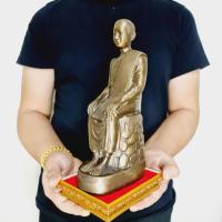 ราคา พระครูโลกอุดร หลวงปู่ใหญ่ เทพโลกอุดร วัดถ้ำวัวแดง ปี2505 รูปหล่อหลวงปู่ประทับนั่งบนโขดหิน(สูง25ซม.)งานทองเหลืองลงหิน (11362417376)