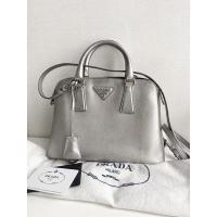 ราคา กระเป๋าถือ/สะพาย prada saffiano alma สีเงิน size 25cm ของแท้ (16489949748)