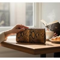 ราคา กระเป๋าทรงครัช ถือ หนังงูแท้วินเทจ ขนาด 10 × 2 × 5 นิ้ว ใส่โทรศัพท์มือถือได้ทุกรุ่น งานเก่าโบราณวินเทจ มือสองนำเข้า (55205010280)