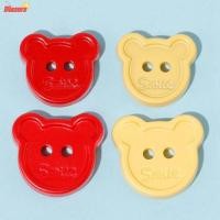 ราคา เสื้อสูทแฟชั่นเครื่องประดับเสื้อผ้ากระดุมหมีน้อย ทําเอง ลายสก๊อตปี 2025 อุปกรณ์ตัดเย็บพลาสติกหลากสีน่ารัก (27890067607)