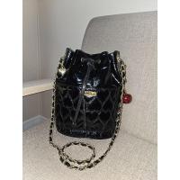 ราคา Moschino แท้ ทรงจีบ หนังเงาสวยมาก สภาพดีค่ะ (27034640445)