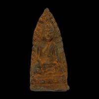 ราคา 4471 พระรอดหลวง กรุปทุมวดี วัดพระธาตุหริภุญไชย ลำพูน ศิลปะทวาราวดี ยุคต้นหริภุญไชย อายุ 1300 ปี สูง 5.2 ซม. (55903006280)