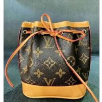 ราคา saleกระเป๋าลาย LV ใบน้อยๆ น่ารัก ไซส์ 5.5 นิ้ว ไว้สำหรับติดกับใบใหญ่ ไม่เคยใช้ ขาย 130 บาทค่ะ (27351531705)
