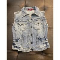 ราคา เสื้อยีนส์แขนกุด Guess ลายดอกไม้ด้านหลัง (24612319442)
